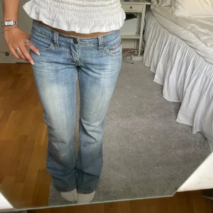 Lågmidjade bootcut jeans - Säljer ett par snygga blå bootcut jeans i bra skick. De är lågmidjade och har inga defekter. Bilderna är lånade från hon jag köpte dom av på Plick, jag har dock aldrig använt dom! Skriv för frågor eller egna bilder! 💗