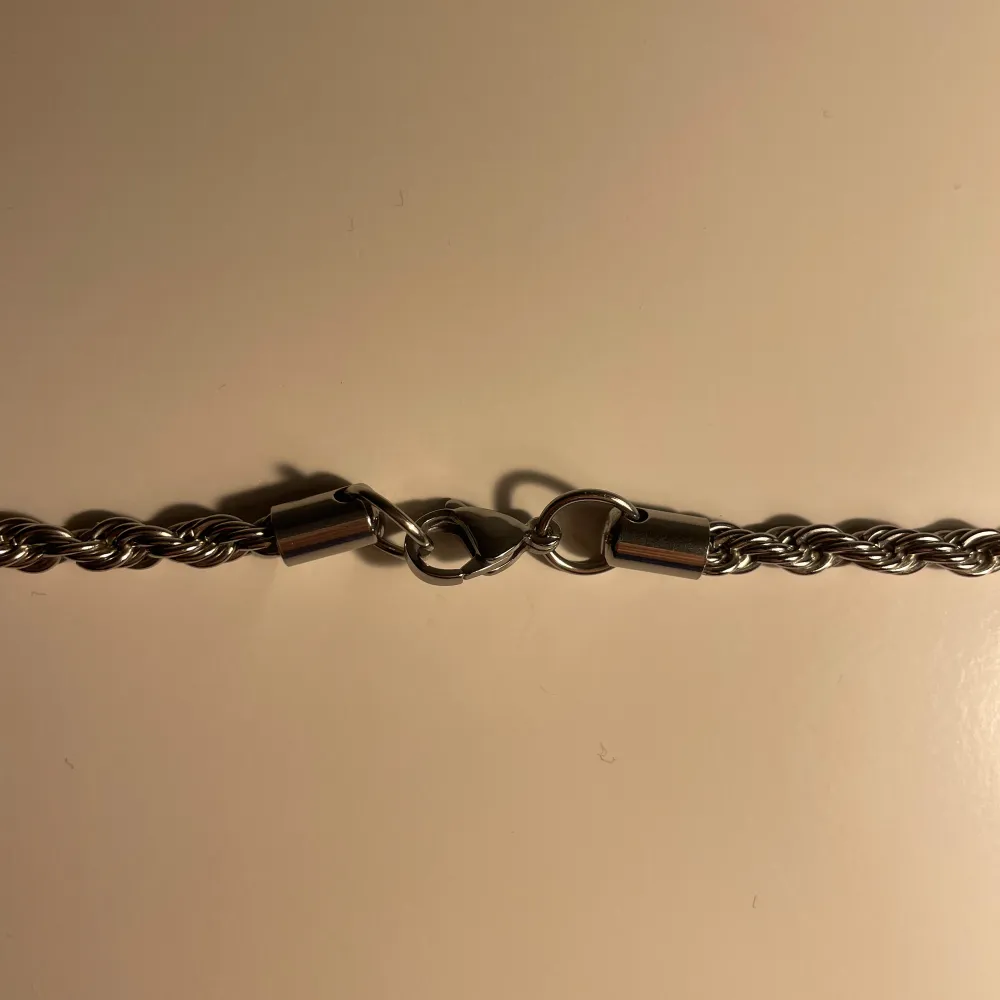 Säljer ett stilrent silverfärgat rope halsband. Det är i mycket bra skick. Spännet funkar bra. 50 cm långt.. Accessoarer.