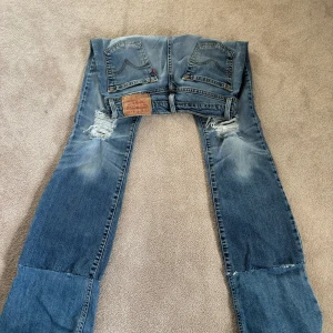 Lågmidjade levis jeans - Lågmidjade unika levis jeans med cool detalj på benen☺️
