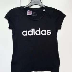 Adidas T-shirt - 9-10Y eller 140, svart, ser ut som ny, adidas märke