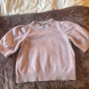 Tröja me puffer armar - Jätte fin tröja från vero Moda i xs säljer få den är för liten för mig.