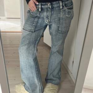 Jätte snygga jeans i fint skick, som nya. Midjemått 40 innebenslängd 77 jag är 165. Pris kan diskuteras 🥰🥰