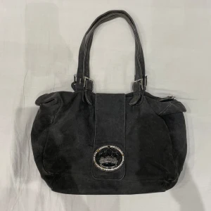 Så snygg axelväska med krona på🎀 - Rymmer dator! Justerbara remmar🤩inga uppenbara defekter utom att några diamanter saknas runt kronan