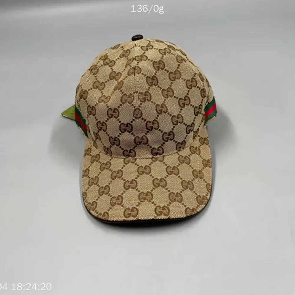 Säljer min äkta gucci keps då jag har tröttnat å bytt klädstil är inte ute efter så mycket pengar utan bara syt få sälja den. Accessoarer.