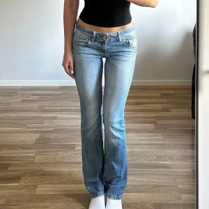 Lågmidjade bootcut jeans - Superfina lågmidjade jeans i en snygg ljusblå färg! Midja: 38cm rakt över, ca 82cm runt om. Innerbenslängd: 81cm. Jag är 169cm och brukar ha storlek 38 för referens! Använd gärna köp nu😇