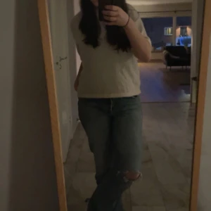 Blå jeans från Zara - Säljer ett par snygga blå jeans från Zara i storlek EUR 40. De har en klassisk design med slitna detaljer vid knäna för en trendig look. Perfekta för både vardag och fest! 🦋