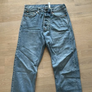 Blå jeansbyxor Weekday modell Space - Säljer ett par Weekday blå jeans i bra skick. De har lätt baggy passform och är perfekta. Model Space, strlk 27/32
