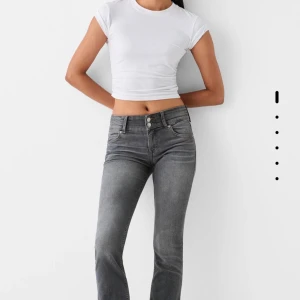 Grå jeans med bootcut - Snygga grå jeans i bootcut-stil. De har en klassisk femficksdesign och en bekväm passform. Perfekta för både vardag och fest! De är helt oanvända och köpta på beherska i Spanien