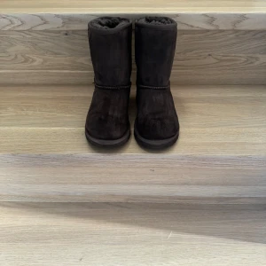 UGGS - Sparsamt använda UGG:s i brun mocka. Mycket fint skick. Stl 31, innermått 20 cm