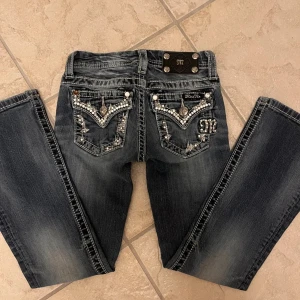 Mörkblåa miss me jeans utsvängda w26 - SÖKER mörkblå jeans från Miss Me 