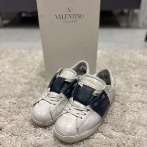 Valentino Garavani sneakers - Säljer ett par Valentino opens skor i okej skick, boxen och dustbagen ingår självklart! Skriv för mer bilder eller frågor.