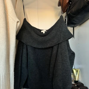 Mörkgrå stickad tröja från H&M - Säljer en supermysig mörkgrå stickad tröja från H&M. Skulle säga att den nästan skiftar lite till Mörk grön också! strl M men passar också till en S!