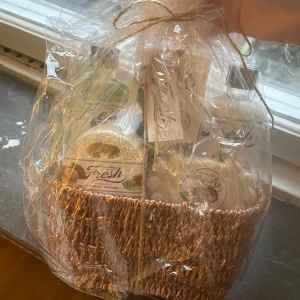 Presentkorg med skönhetsprodukter - En lyxig presentkorg fylld med skönhetsprodukter, perfekt för en spa-dag hemma.  Innehåller body lotion (shea), shower gel (shea), bath salt, loofah sponge och en shea tvål. Perfekt som gåva till jul eller för att unna sig själv lite extra lyx🫶🏻