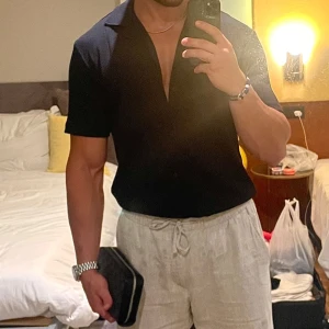 Svart kortärmad skjorta - Storlek S men är Oversize, jag är M/L, skjortan har en normal passform och är gjord i ett lätt och bekvämt material. Ett måste i garderoben för en stilren look!