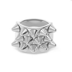 Silvrig ring med nitar - Cool och edgy silvrig ring med nitar som ger en punkig känsla. Perfekt för att ge din outfit en tuff touch. Ringen är bred och täckt med spetsiga nitar som verkligen sticker ut. Passar bra till både vardag och fest! Säljer både i silver och guld, i olika storlekar. Silver ringen är i stoleken 17.50 och guld ringen är i stoleken 16.80❤️Kan tänka mig gå ner pris vid snabb affär!