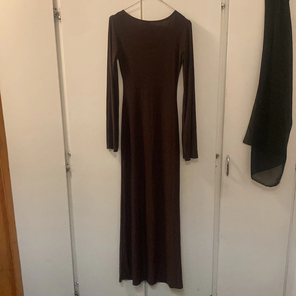 Brun långklänning från Boohoo