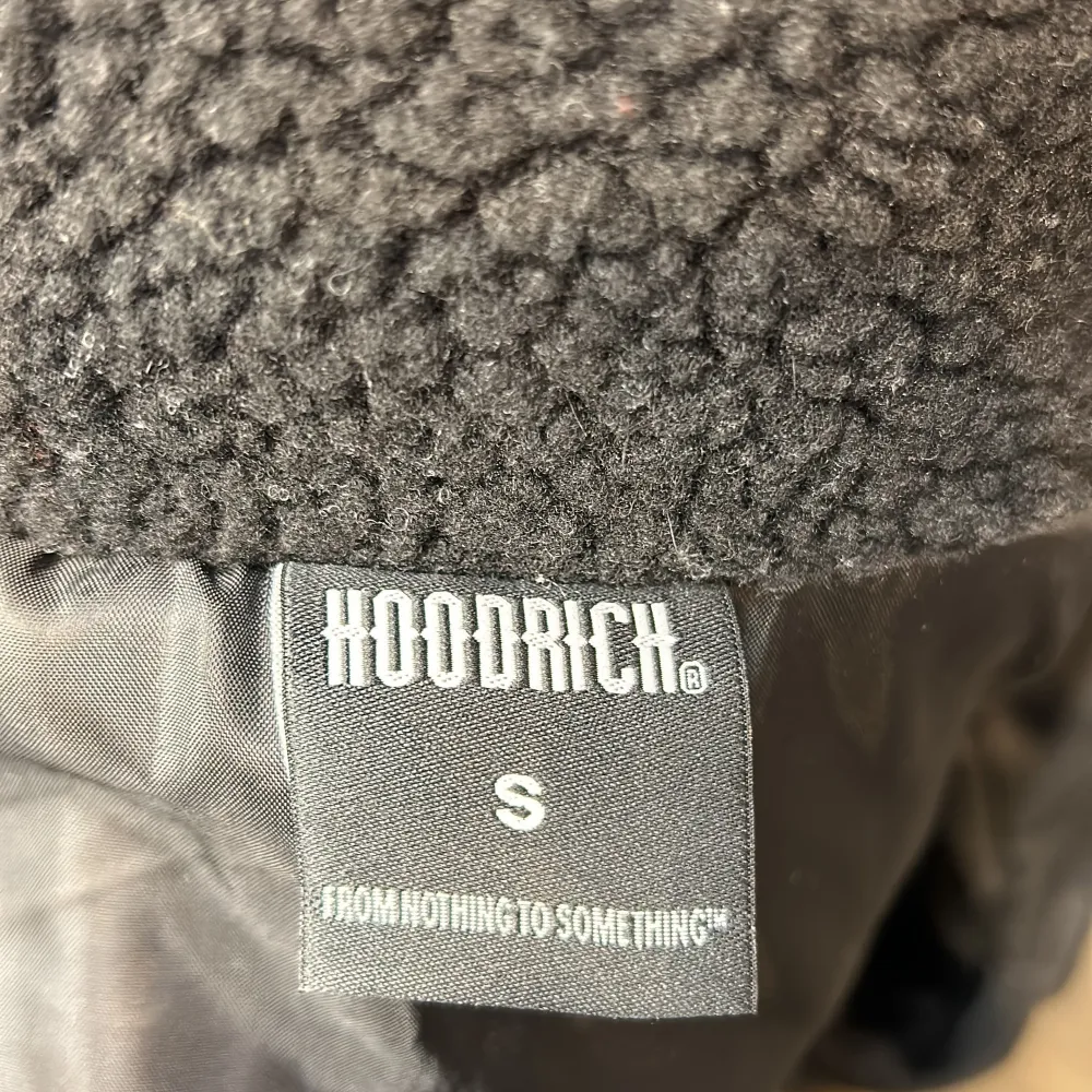 Säljer en svart dunväst från Hoodrich i mycket bra skick. Västen har en dragkedja och en stor ficka framtill med Hoodrich-loggan. Den är perfekt för höst och vinter och har en mysig krage i fleece. Passar bra för både vardag och fest. Köptes för 1000 på JDsports och säljer för 600. Jackor.