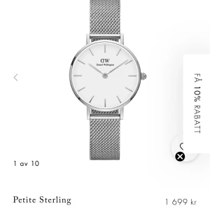Petite Sterling klocka från Daniel Wellington - Säljer en  Petite Sterling klocka från Daniel Wellington. Den har en stilren vit urtavla och ett silverfärgat mesh-armband.  Fint skick. Nypris:1699 
