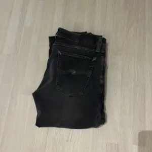 Tjena säljer. Dessa svarta/gråa Nudie jeans med snygg tvätt.  Storlek 31/34, Slim passform. Riktigt bra skick inga direkta tecken på användning.  Tveka inte på att höra av er vid frågor!