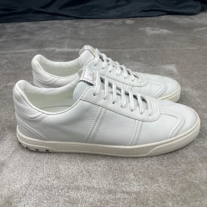 Valentino Flycrew - Valentino Flycrew | Skick: 9/10, alla nitar kvar  | Storlek: EU 43 | Pris: 2399kr | Tillbehör: Inget | Fler frågor? Hör av dig isåfall!