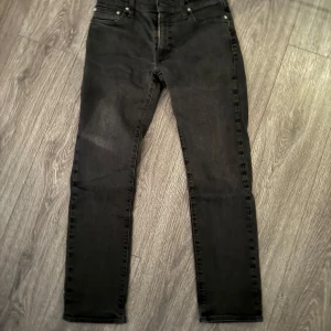 Svarta jeansbyxor - Säljer ett par svarta Levi's jeans i mycket bra skick. De har en klassisk femficksdesign och är högmidjade för en bekväm passform. Perfekta för både vardag och fest! 🖤