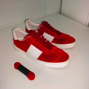 Valentino Flycrew  - Säljer ett par feta Flycrews i storlek 43. Grymt skick samt ALLA NITAR KVAR. Skriv om du har några funderingar!