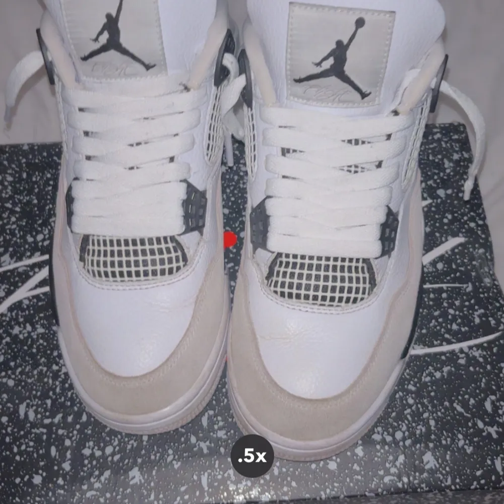 Säljer nu dessa Jordan 4s. Använt skick, se bilder. Defekt är att insida tagen har ramlat av. Annars är de fint skick. OG låda medföljer. Vid frågor kontakta gärna. Pris kan diskuteras . Skor.