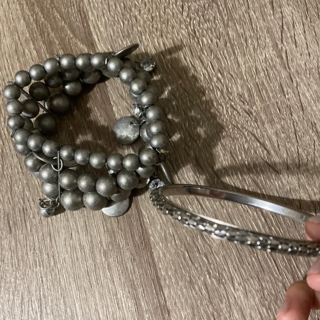 Grått armband och silver bangle - 90