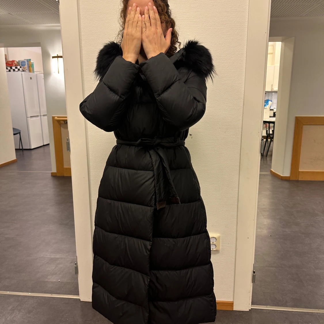 Svart lång dunjacka med pälskrage  - 90