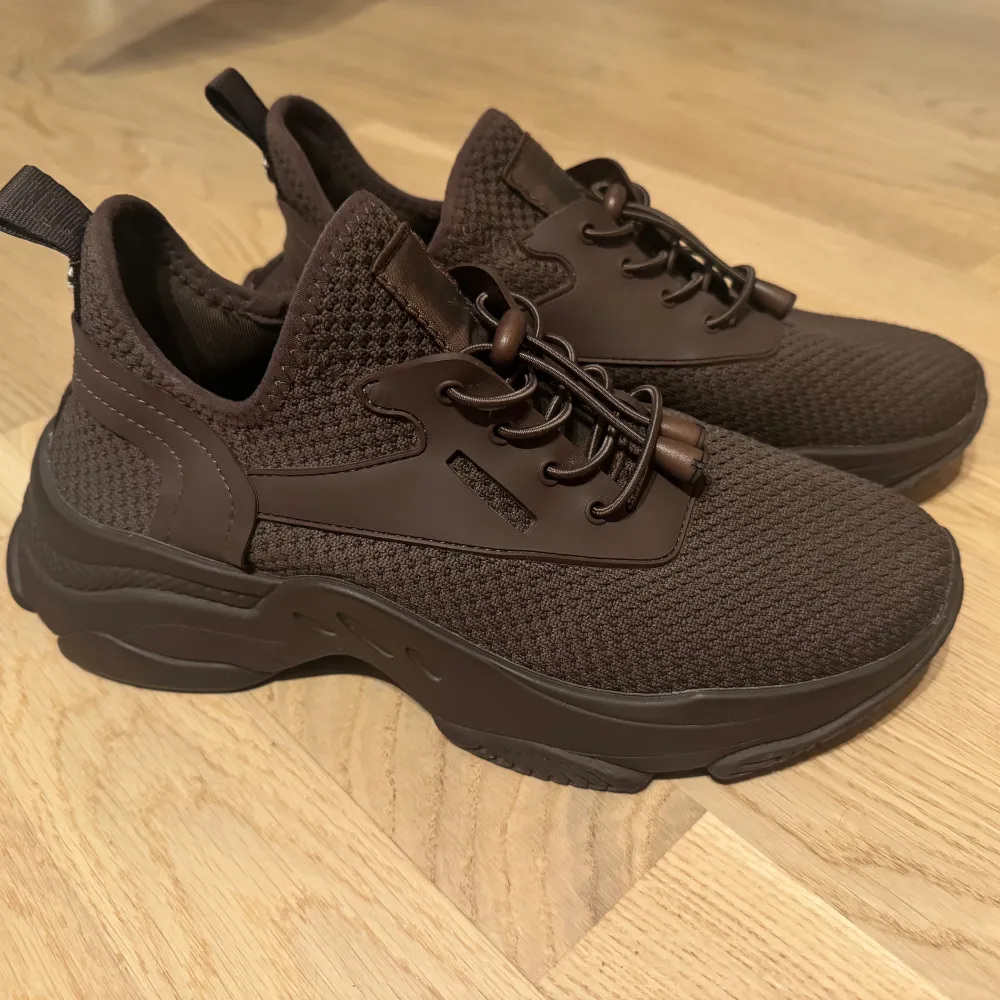 Schyssta sneakers i modellen Match från Steve Madden. Stl 40 men skulle säga att dom passar 39/40. Använda 2 gånger. Säljer då jag har flera färger som jag använder oftare. Skor.