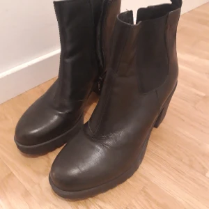 Stövlar med klack från Vagabond - Snygga stövlar från Vagabond, klackhöjd 10cm. Har inte använts på flera år. Nypris: 499 kr.