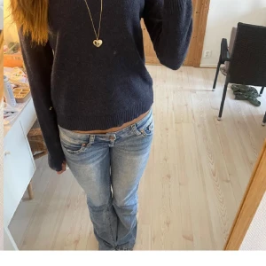 Mörkblå stickad tröja från Vila - Säljer en stilren mörkblå stickad tröja från Vila. Tröjan har en rund halsringning och långa ärmar med ribbade muddar vid ärmslut och nederkant. Perfekt för kyligare dagar! Lite nopprig💕 Pris kan diskuteras💕