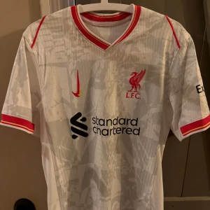 Liverpool tredje tröja(den dyraste varianten) - Säljer min liverpool tröja pga att den är lite för stor för mig. Den är knappt anvånd så den är i skick som ny. Detta är den bästa varianten o nypriset på den här är 1800 därav priset. Den är i storlek S. Bara att skriva om ni har frågor eller undrar något!