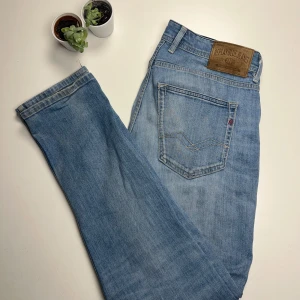 Blå jeans från Replay - Snygga blå jeans från Replay i modellen Grover. Perfekta för en avslappnad stil med en modern touch. Skicket är 8/10. Skicka ett pm för mer frågor🍇