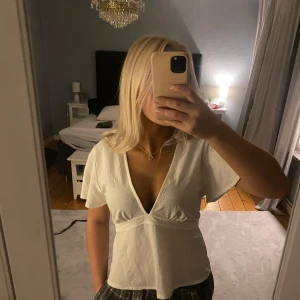 Topp - Populär topp från Gina. Säljer då den tyvärr är lite för stor💕i nysickick men prislappen är borttagen, nypris 279kr