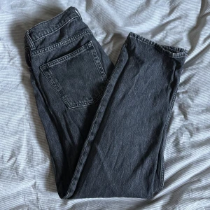Svarta jeans från Vailent (Carlings) - Snygga svarta jeans från Vailent (carlings) med en klassisk femficksdesign. De har en dragkedja och knapp framtill. Perfekta för en casual look.