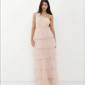 Rosa balklänning - Så himla vacker rosa balklänning! Perfekt till balen😍Använd 1 gång men i bra skick, tror dock inte asos säljer den längre. Skriv om ni vill ha bilder på klänningen💕