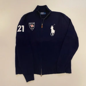 Unik Stickad Ralph Lauren kofta - Marinblå stickad Ralph Lauren kofta big pony med England nummer 21 tryck,  Mycket bra skick, Storlek M Pris kan diskuteras, Skriv vid minsta fråga eller fundering💯👍