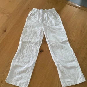 Vita mjukisbyxor/linnebyxor - Säljer ett par vita mjukisbyxor i bomull. De har en elastisk midja för extra komfort och en avslappnad passform. Perfekta för mysiga dagar hemma eller på sommaren ❤️❤️ pris kn diskuteras