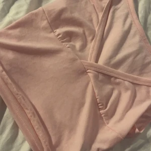 Rosa topp från shein - Säljer på grund av att den är för urringad för mig💓