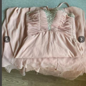 Rosa axelbandslös balklänning med pärlor - Elegant rosa axelbandslös klänning med vackra pärldetaljer på bysten. Klänningen har en lång, flödande kjol och en smickrande passform. Perfekt för speciella tillfällen.passar 36-38 (kanske större) kom gärna förbi och prova i norsborg botkyrka har 30 andra festklänningar till salu skicka privat meddelande 👍pris diskuteras 