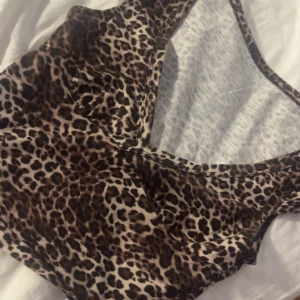 Leopardmönstrad topp från shein - Säljer pga att den är för urringad för mig💓 Strl xs