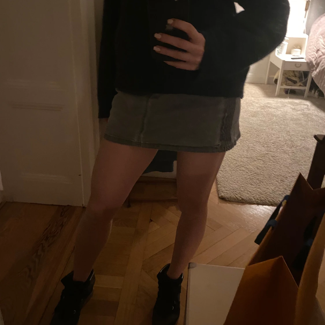 Grå jeanskjol med paljettdetaljer