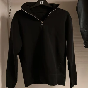 Halfzip  -  Hej, jag säljer en Halfzipp. Den är i bra skick. Och jag säljer den för Jag har tröttnat på den. Priset kan diskuteras vid snabba affär