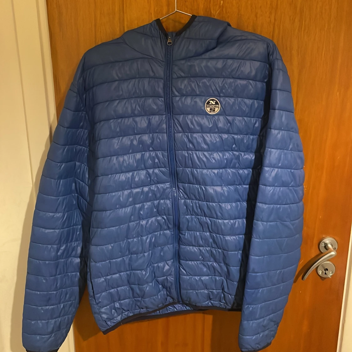 Blå quiltad jacka med huva - 1