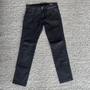 REPLAY ANBASS JEANS  - Replay anbass jeans - Slim fit passform - Storlek W30/L32 - Nypris runt 1800kr -  Deluxecloset