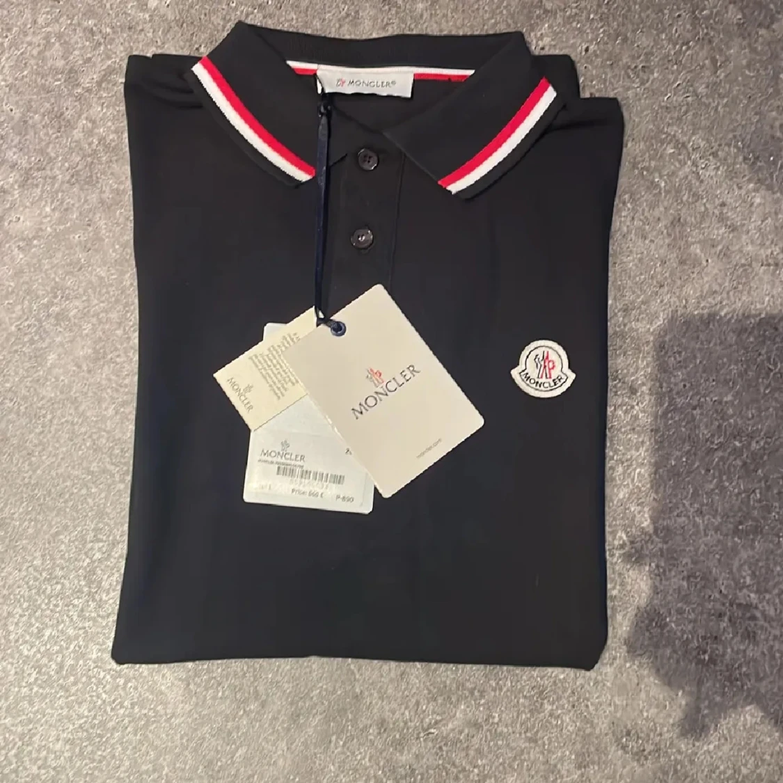 Svart pikétröja från Moncler