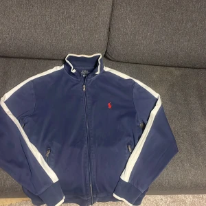 Blå zip från Polo Ralph Lauren - Säljer en snygg blå zip från Polo Ralph Lauren i storlek S. Priset är inte hugget i sten så tveka inte på att höra av dig vid frågor 🤝🍾