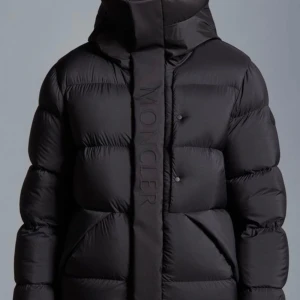 Svart dunjacka från Moncler - Säljer en Madeira Down Jacket Black från Moncler. Helt ny med prislapp och  förpackning. Storlek S. Hör av dig för mer information