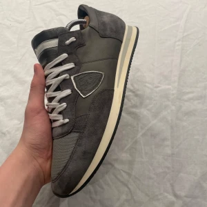 Philippe model tprx - Säljer feta Philippe model i sjukt bra skick 9,5/10 | knappt använda | nypris 3000 | extra snören medföljer | endast skorna och ingen box | kom gärna med frågor och priset går att diskutera😉